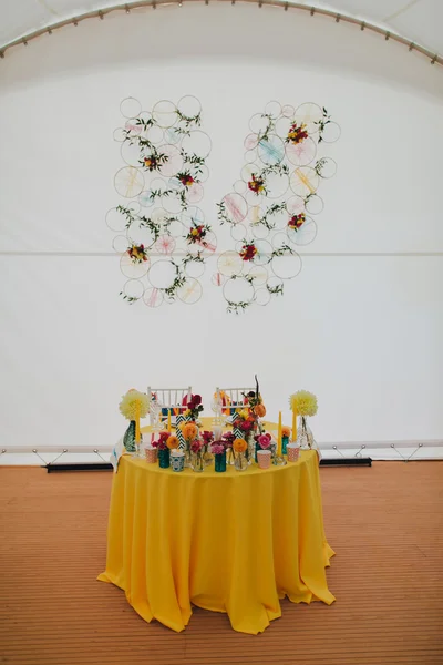 Meja meriah dihiasi dengan bunga — Stok Foto