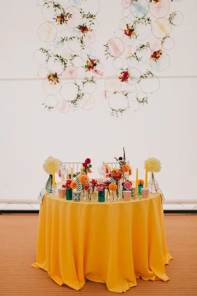 Meja meriah dihiasi dengan bunga — Stok Foto
