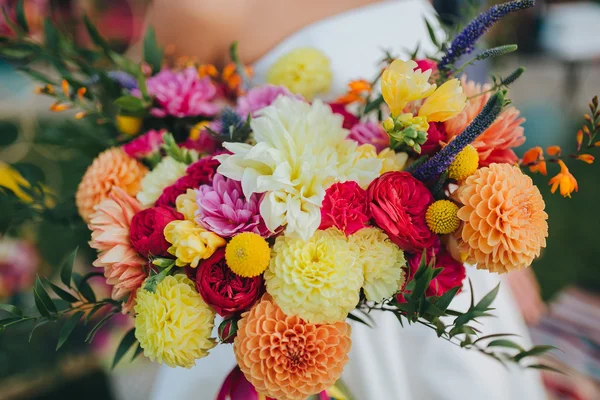 Girl holding bouquet — Stock Photo, Image