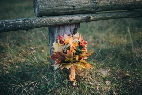 A bogyók és levelek őszi csokor — Stock Fotó