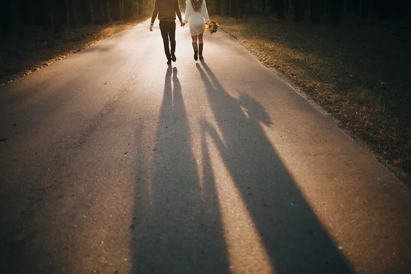 Chico y chica al atardecer en el bosque — Foto de Stock