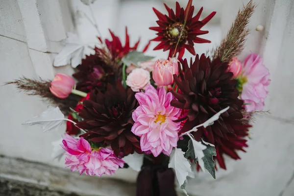 Strauß roter und rosa Blumen — Stockfoto