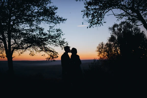 Siluet pria dan wanita saat matahari terbenam — Stok Foto