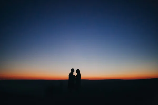 Siluet pria dan wanita saat matahari terbenam — Stok Foto