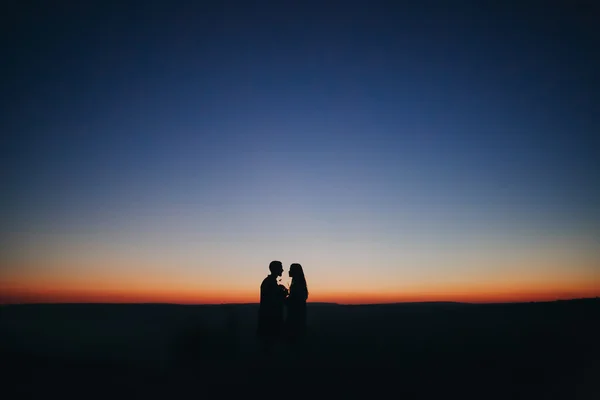 Silhouette von Mann und Frau bei Sonnenuntergang — Stockfoto