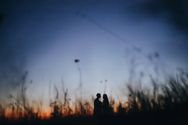 Σιλουέτα του άνδρα και της γυναίκας στο ηλιοβασίλεμα — Φωτογραφία Αρχείου