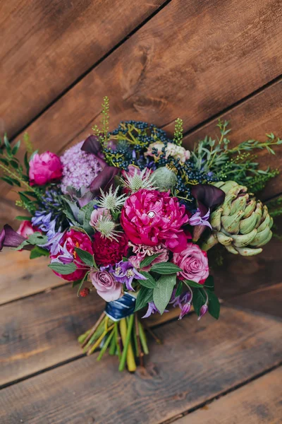 Buket kırmızı ve pembe kurdele ile