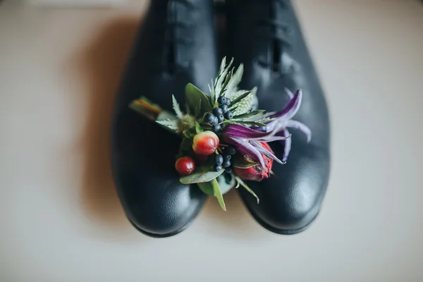 Boutonniere pada sepatu laki-laki hitam — Stok Foto