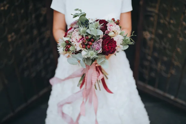 Sposa in abito bianco bouquet di tenuta — Foto Stock