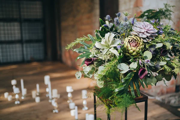 Blumenschmuck auf dem Tisch — Stockfoto