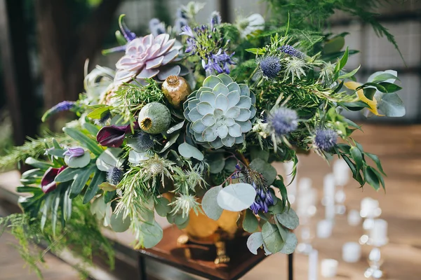 Blomsterarrangement på bordet – stockfoto