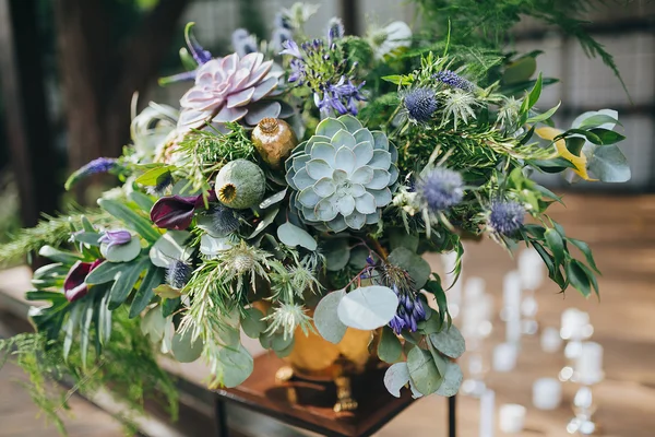 Blomsterarrangemang på bord — Stockfoto