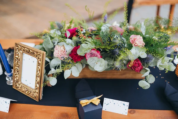 Floral arrangement on table — Stock Photo, Image