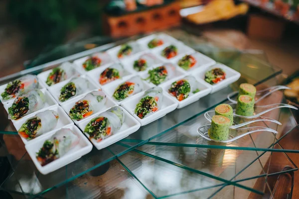 Mesa con aperitivos y platos —  Fotos de Stock