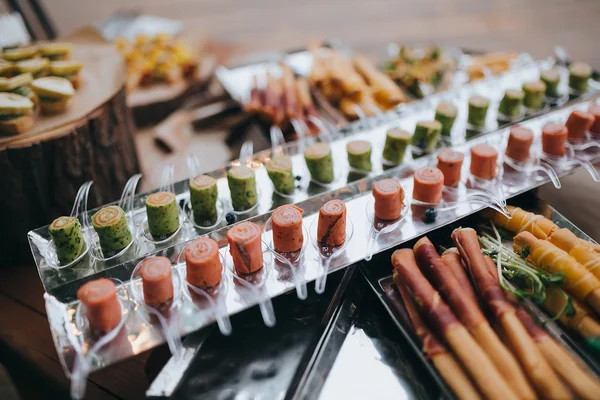 Mesa con aperitivos y platos —  Fotos de Stock