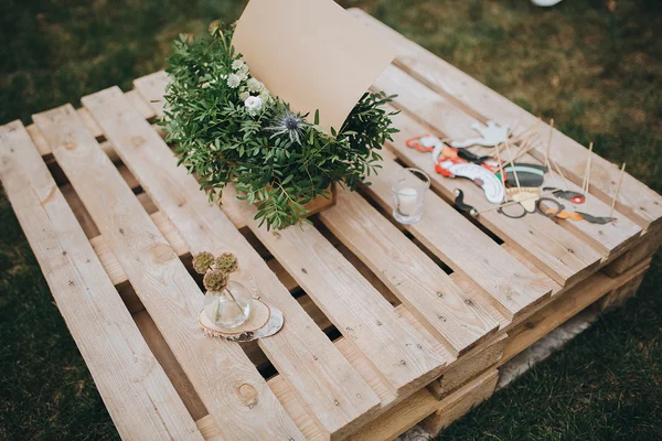 Accessoires de mariage sur table en bois — Photo