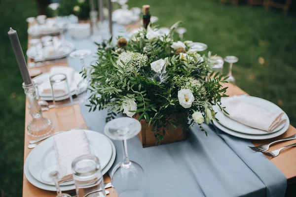 Blomsterarrangemang på festligt bord — Stockfoto