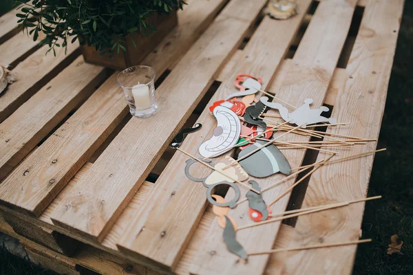 Aksesoris pernikahan di meja kayu — Stok Foto