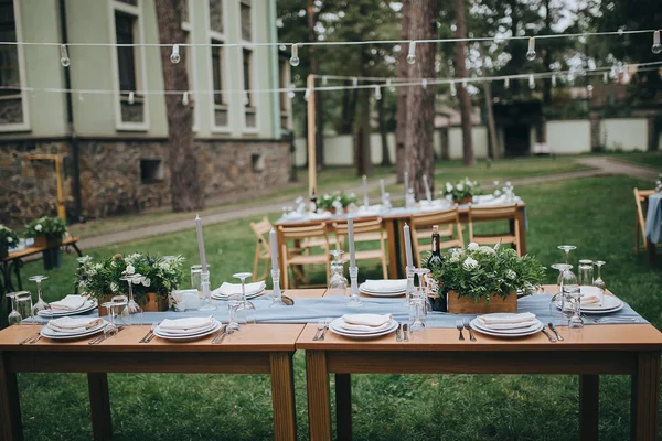 Decorated and served festive table — Stock Fotó