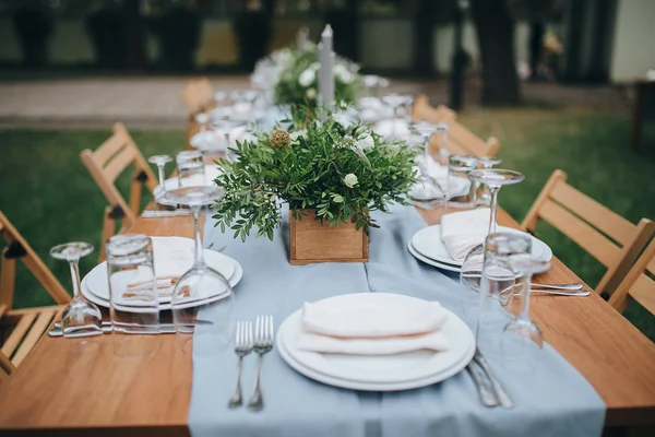 Decorated and served festive table — Stock Fotó