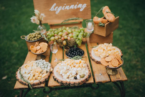 Bar de queijo com uvas na mesa vintage — Fotografia de Stock