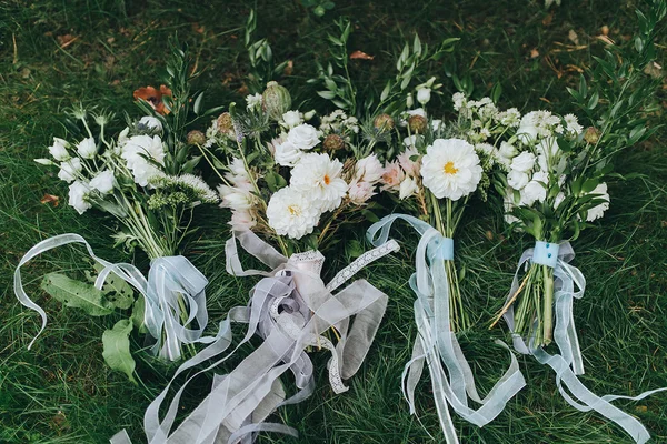 Bouquets de mariage avec rubans de soie — Photo