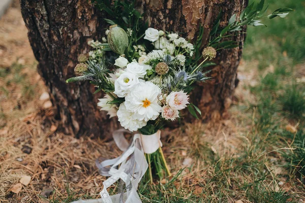 Весільний букет з шовковими стрічками — стокове фото