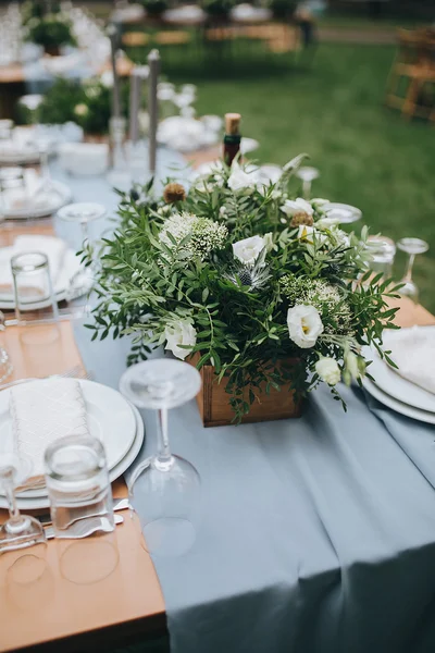 Çatal bıçak takımı ile dekore edilmiş misafirler için masa