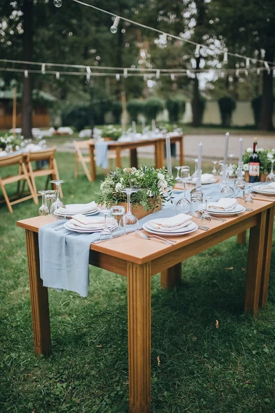 Mesa para invitados decorada con cubiertos — Foto de Stock