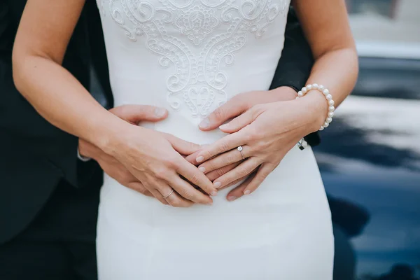 Novia abrazando novio en vestido blanco — Foto de Stock