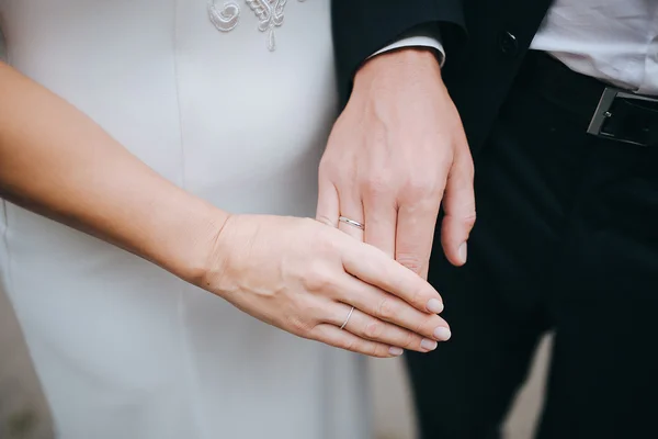 Bruid en bruidegom met trouwringen — Stockfoto