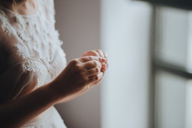 Gelin gelinlik giyiyor