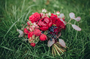 güzel düğün buketi çimenlerin üzerinde