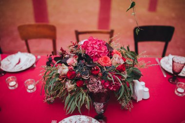 Düğün. Ziyafet. Marsala. Bir tableclot ile ziyafet masada