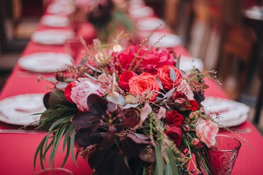 Masaya kırmızı ve pembe çiçek bileşimi