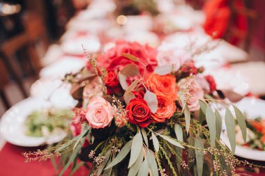 Masaya kırmızı ve pembe çiçek bileşimi