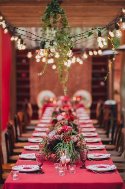 Düğün. Ziyafet. Marsala. Ahşap bir verandada ormanda se olduğunu