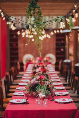 Düğün. Ziyafet. Marsala. Ahşap bir verandada ormanda se olduğunu