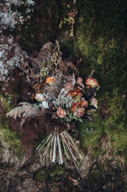 Şerit üzerinde moss ile buket