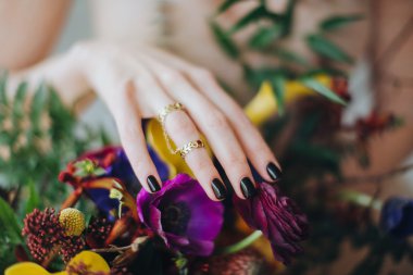 Gelin buketi tutan elbiseli