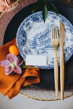 Masa örtüsü ve vintage plaka