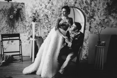 Güzel gelin ve damat sarılma