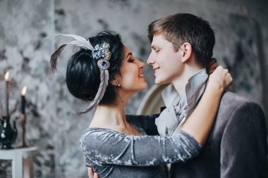 Güzel gelin ve damat sarılma