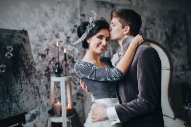 Güzel gelin ve damat sarılma