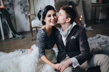 Güzel gelin ve damat sarılma