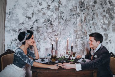 Gelin ve damat hizmet masada oturan