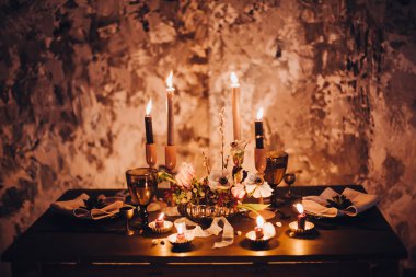 Ahşap masa mum bileşimi