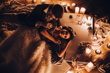 Güzel gelin ve damat mumlar arasında