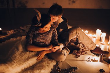 Güzel gelin ve damat mumlar arasında