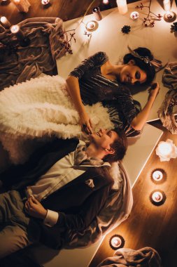 Güzel gelin ve damat mumlar arasında